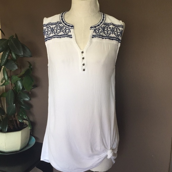 Forever 21 white top size large blue embroidery - Picture 1 of 7